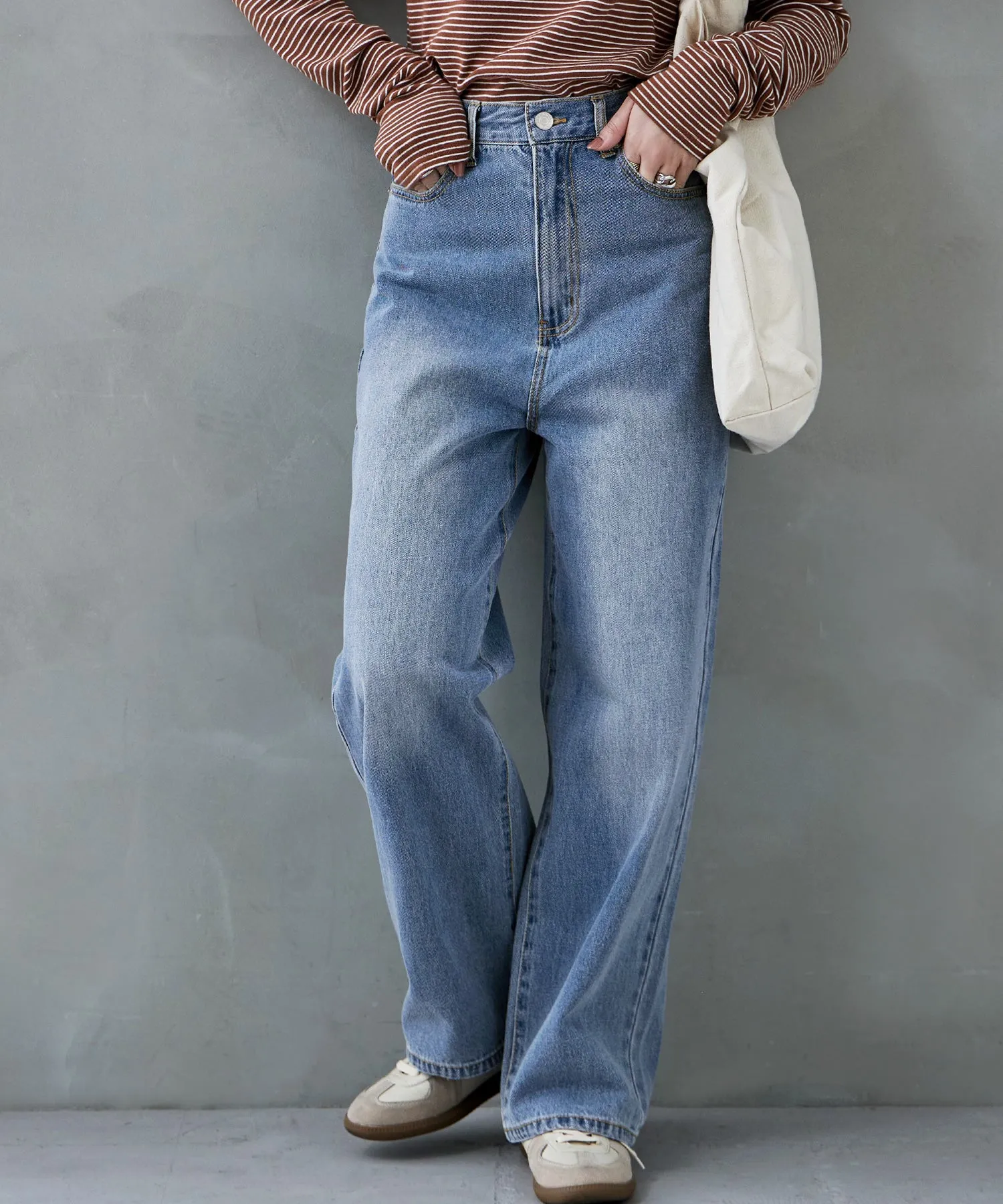 Back pocket design straight denim