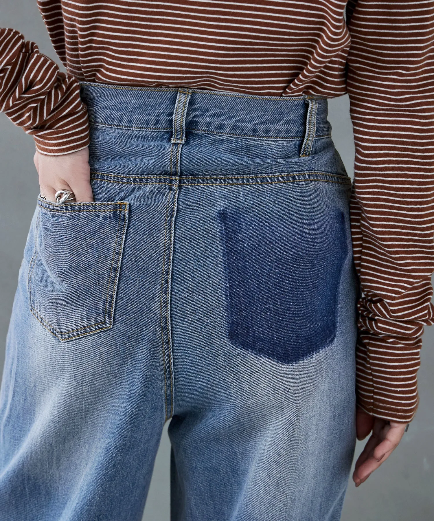 Back pocket design straight denim
