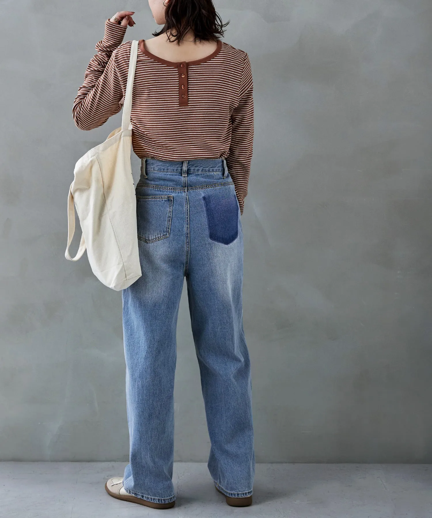 Back pocket design straight denim