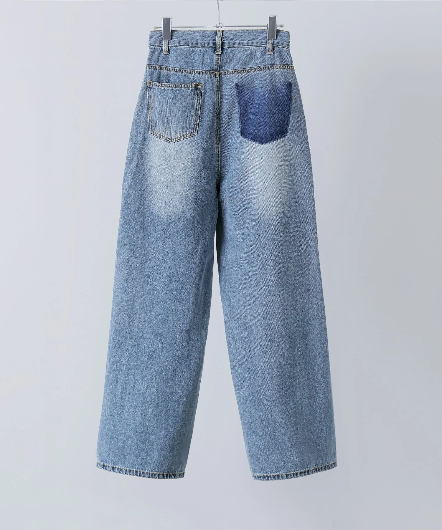 Back pocket design straight denim