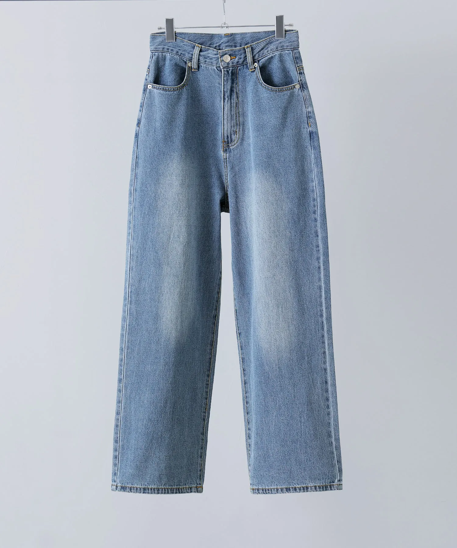 Back pocket design straight denim