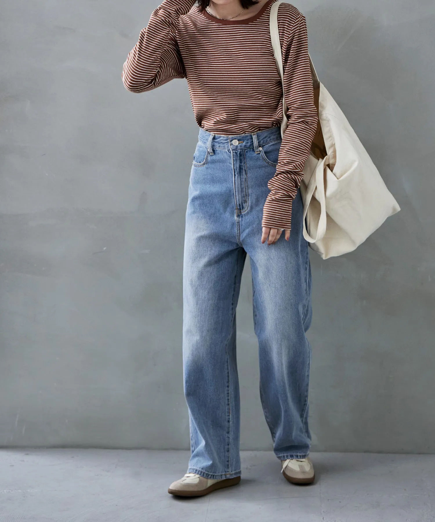 Back pocket design straight denim