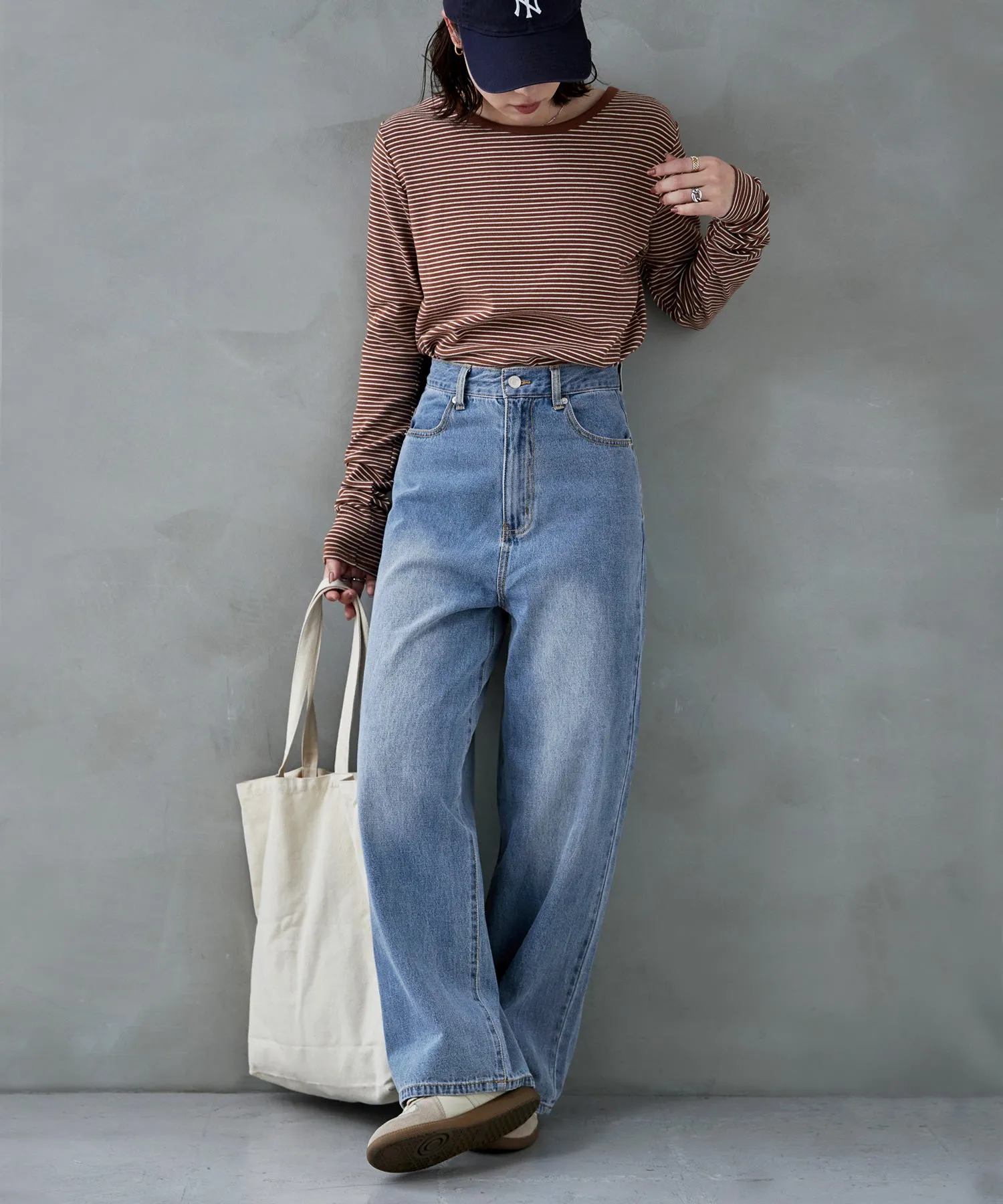 Back pocket design straight denim