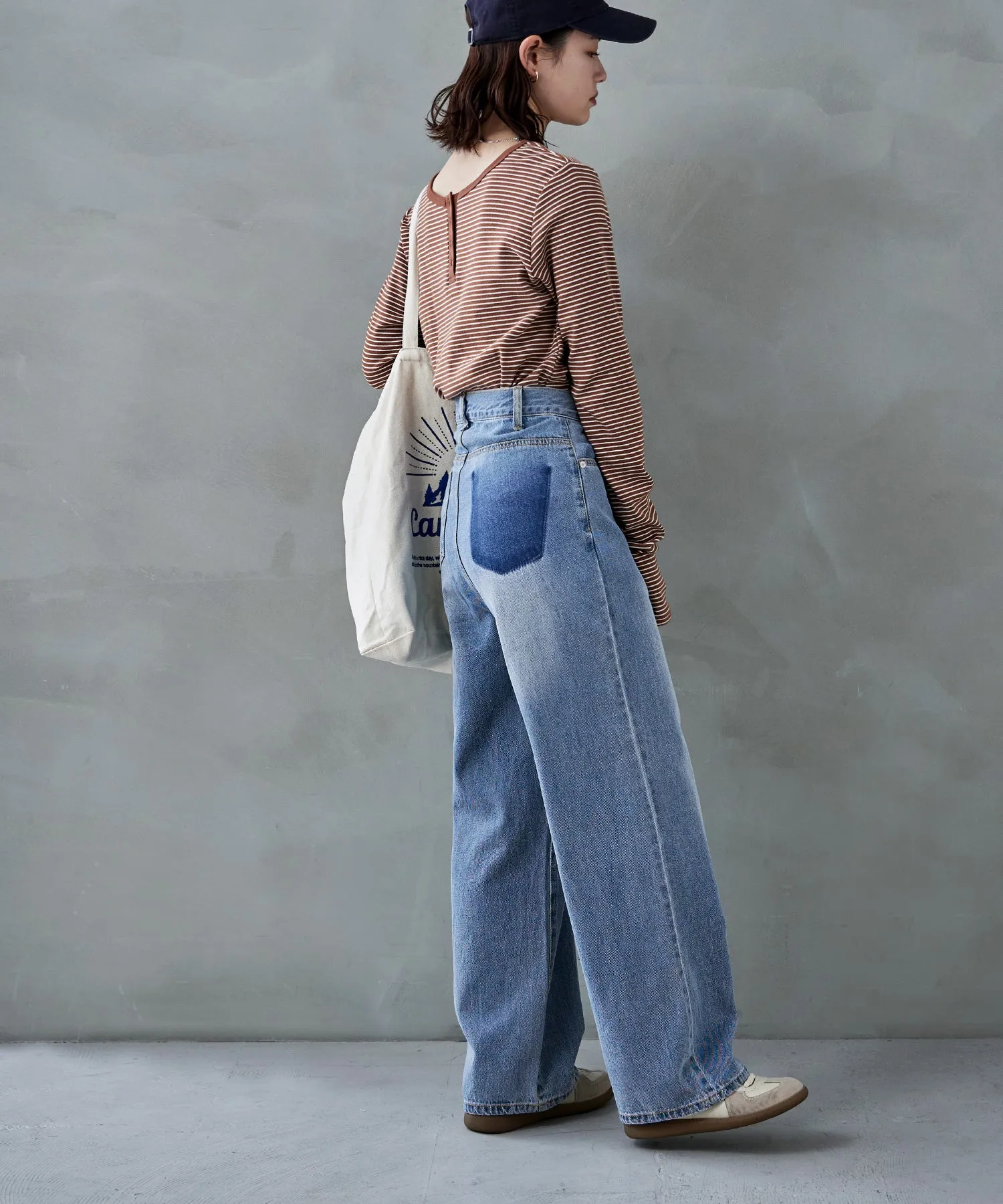 Back pocket design straight denim