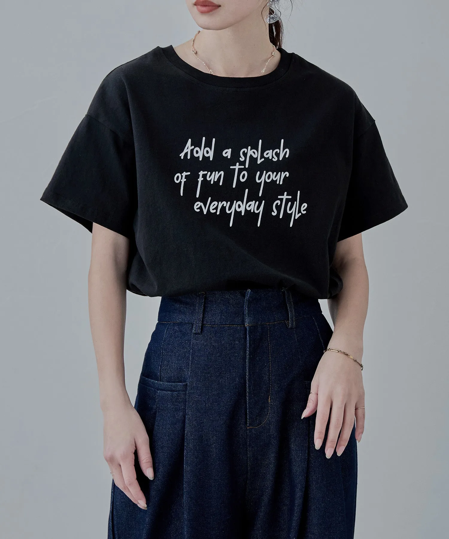 Script logo design mid Tee