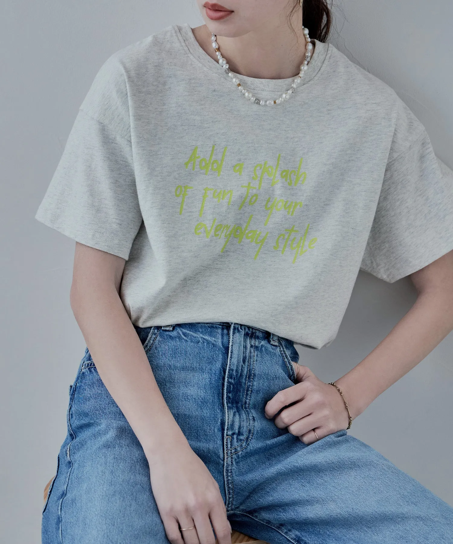 Script logo design mid Tee