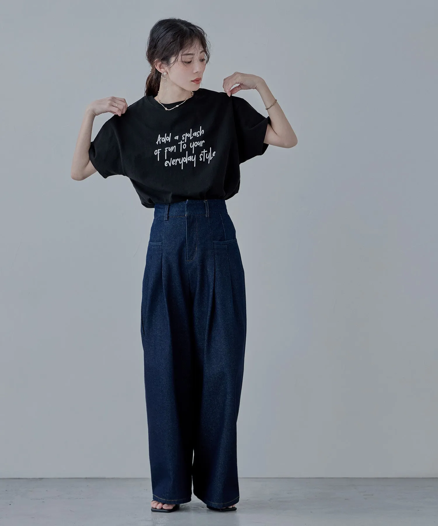 Script logo design mid Tee
