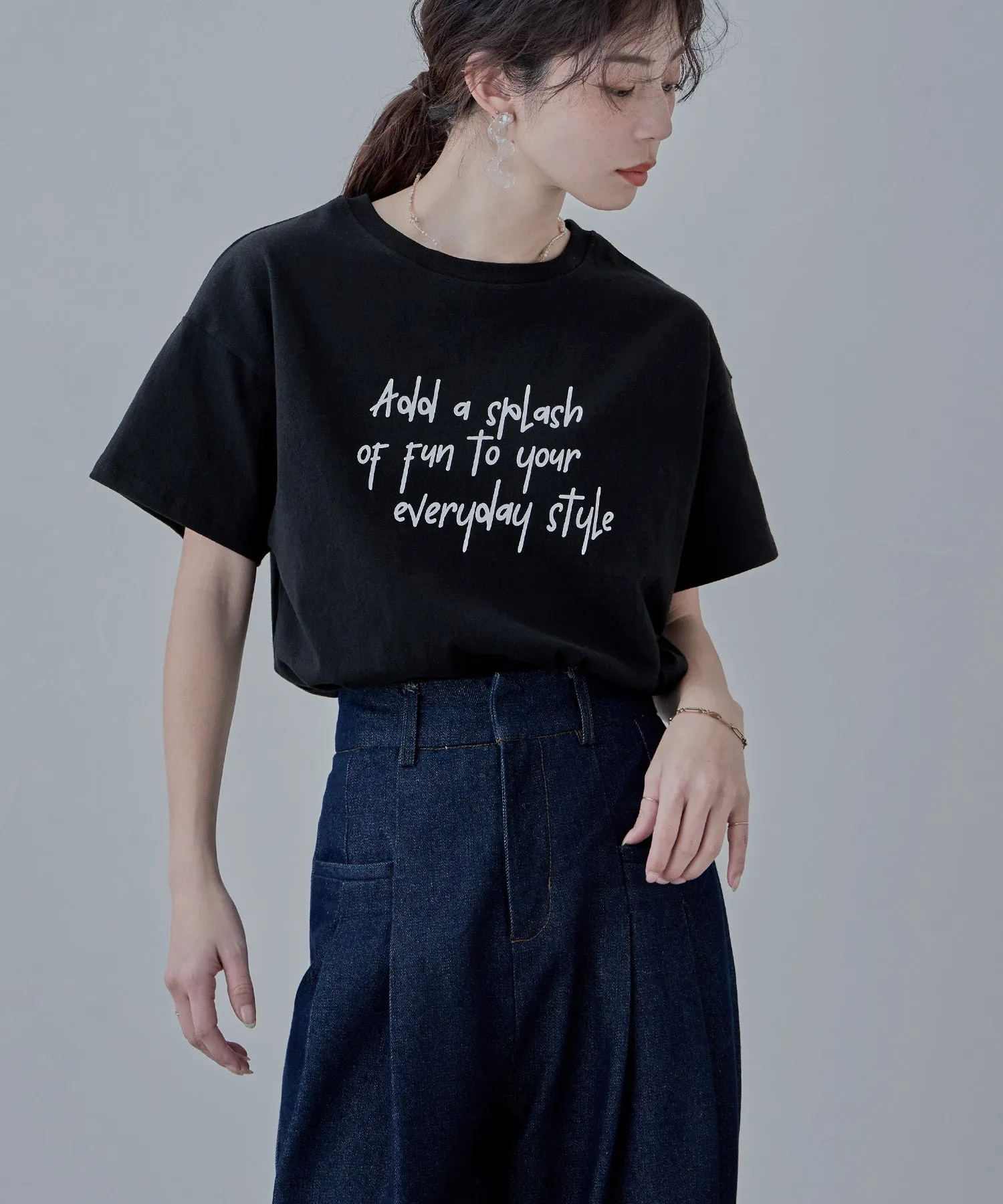 Script logo design mid Tee