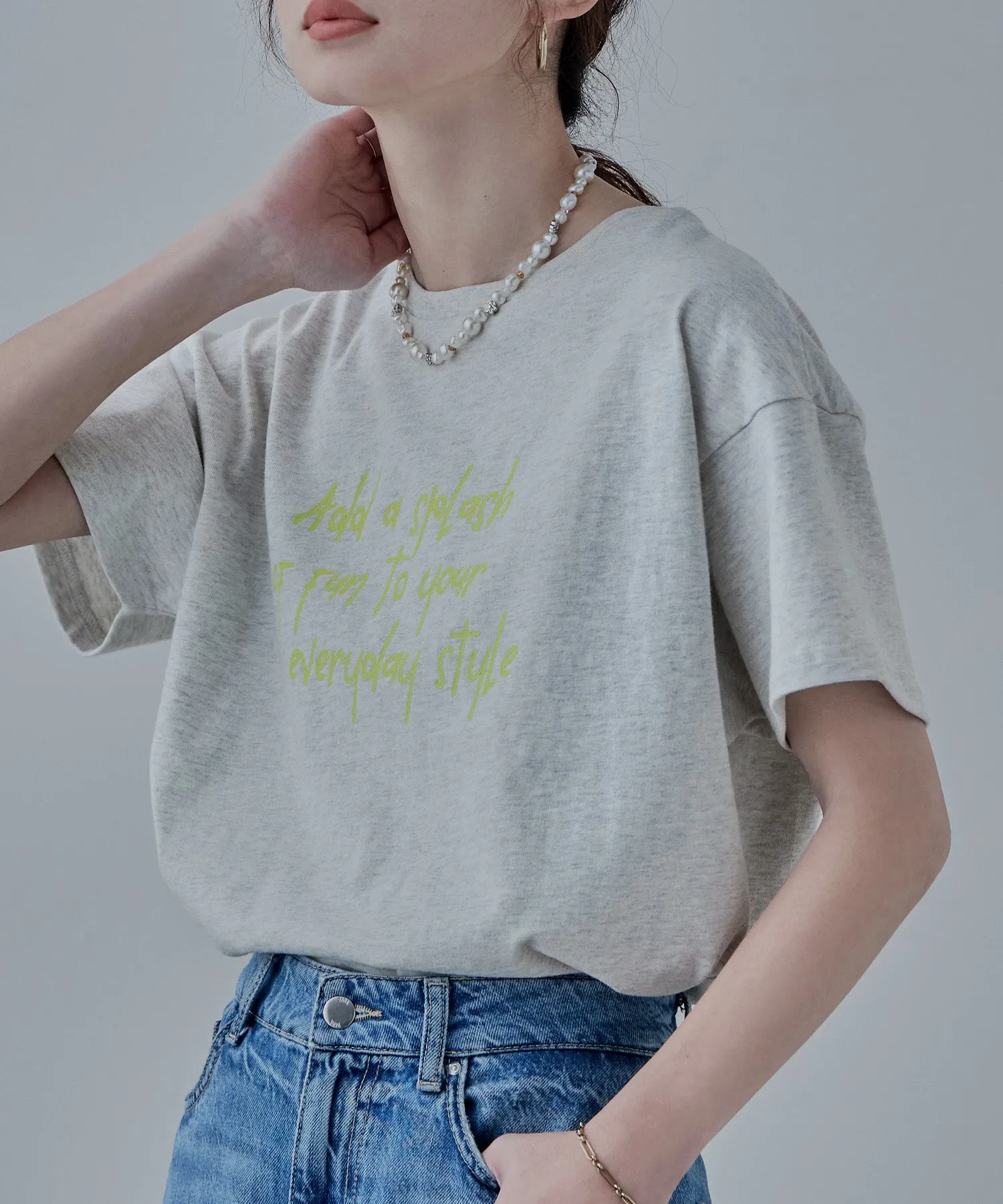 Script logo design mid Tee