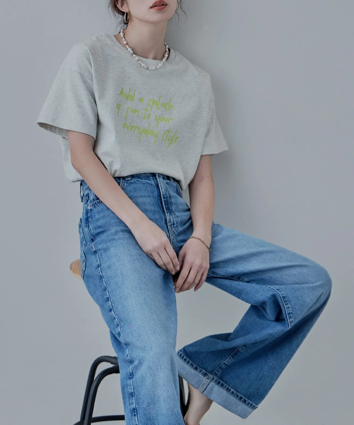 Script logo design mid Tee