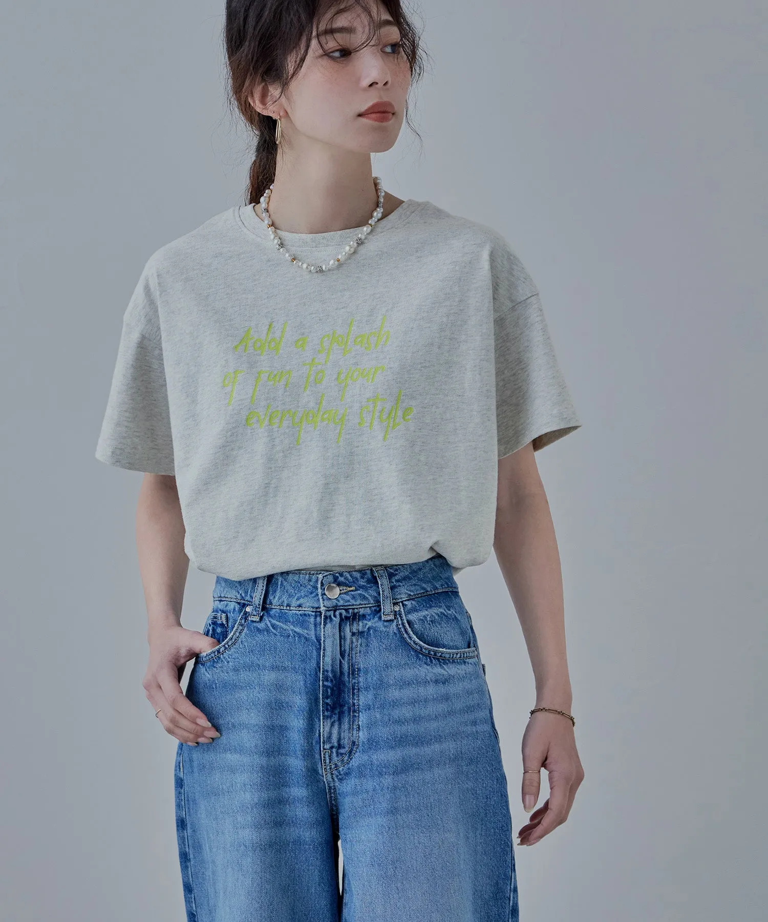 Script logo design mid Tee