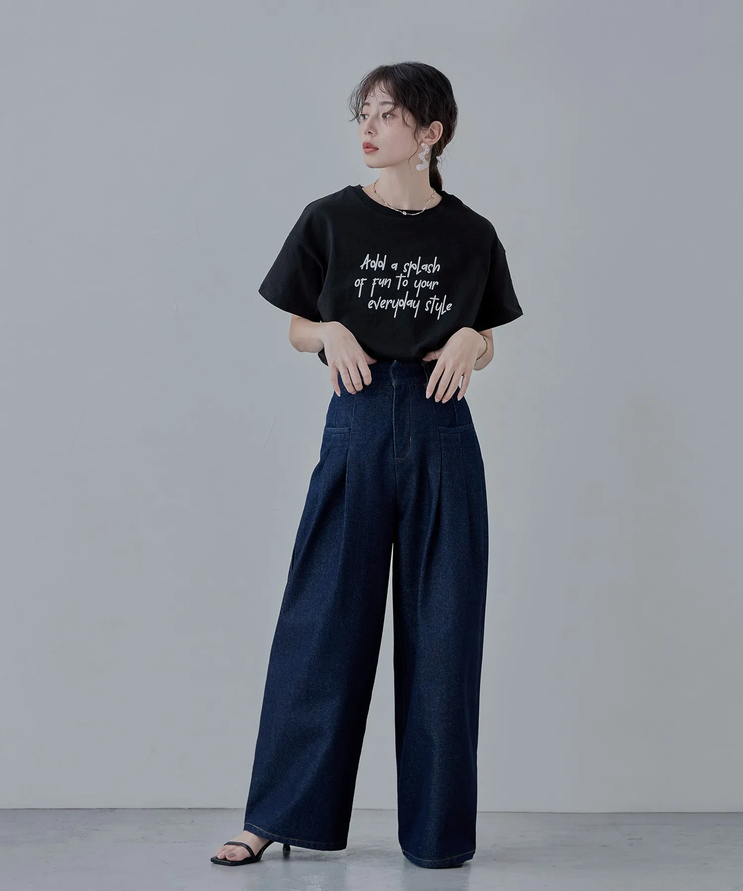 Script logo design mid Tee